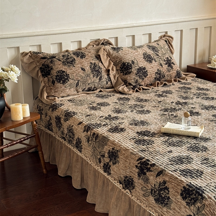 91家纺网 家纺一手货源 找家纺 花香四季家纺 2025新款全消光牛奶绒夹棉绗缝床盖床垫子单件三件套 秘境