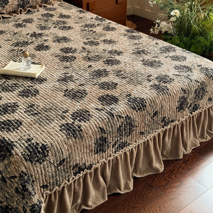 91家纺网 家纺一手货源 找家纺 花香四季家纺 2025新款全消光牛奶绒夹棉绗缝床盖床垫子单件三件套 秘境