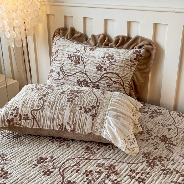 91家纺网 家纺一手货源 找家纺 花香四季家纺 2025新款全消光牛奶绒夹棉绗缝床盖床垫子单件三件套 美拉德