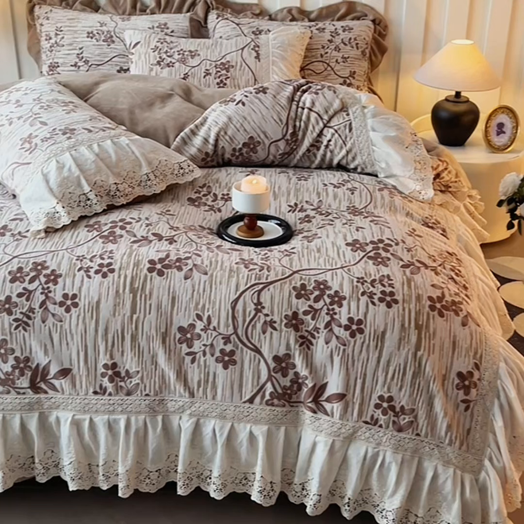 91家纺网 家纺一手货源 找家纺 花香四季家纺 2025新款全消光牛奶绒夹棉绗缝床盖床垫子单件三件套 美拉德