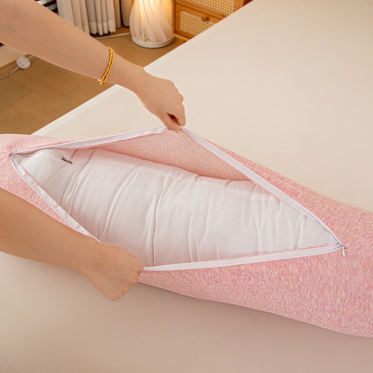 91家纺网 家纺一手货源 找家纺 沐沐家纺 2026新款深睡抱抱枕 粉色