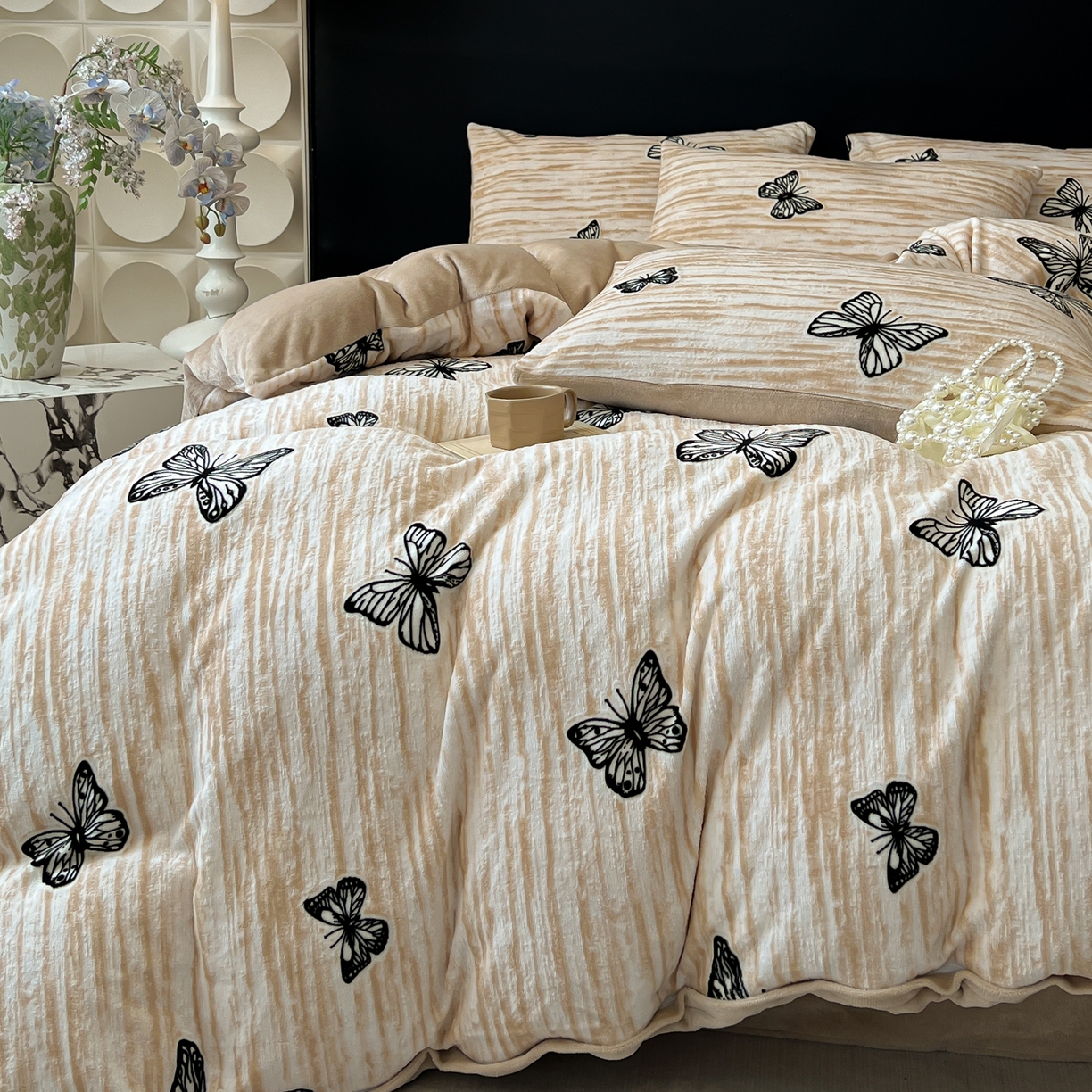 91家纺网 家纺一手货源 找家纺 （总）二八年华 2025新款着色雕花牛奶绒加厚保暖四件套