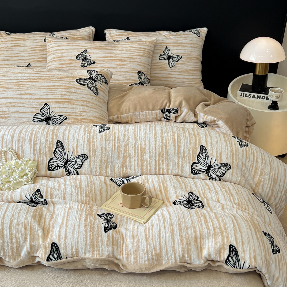 91家纺网 家纺一手货源 找家纺 二八年华 2025新款着色雕花牛奶绒加厚保暖四件套 蝴蝶咖