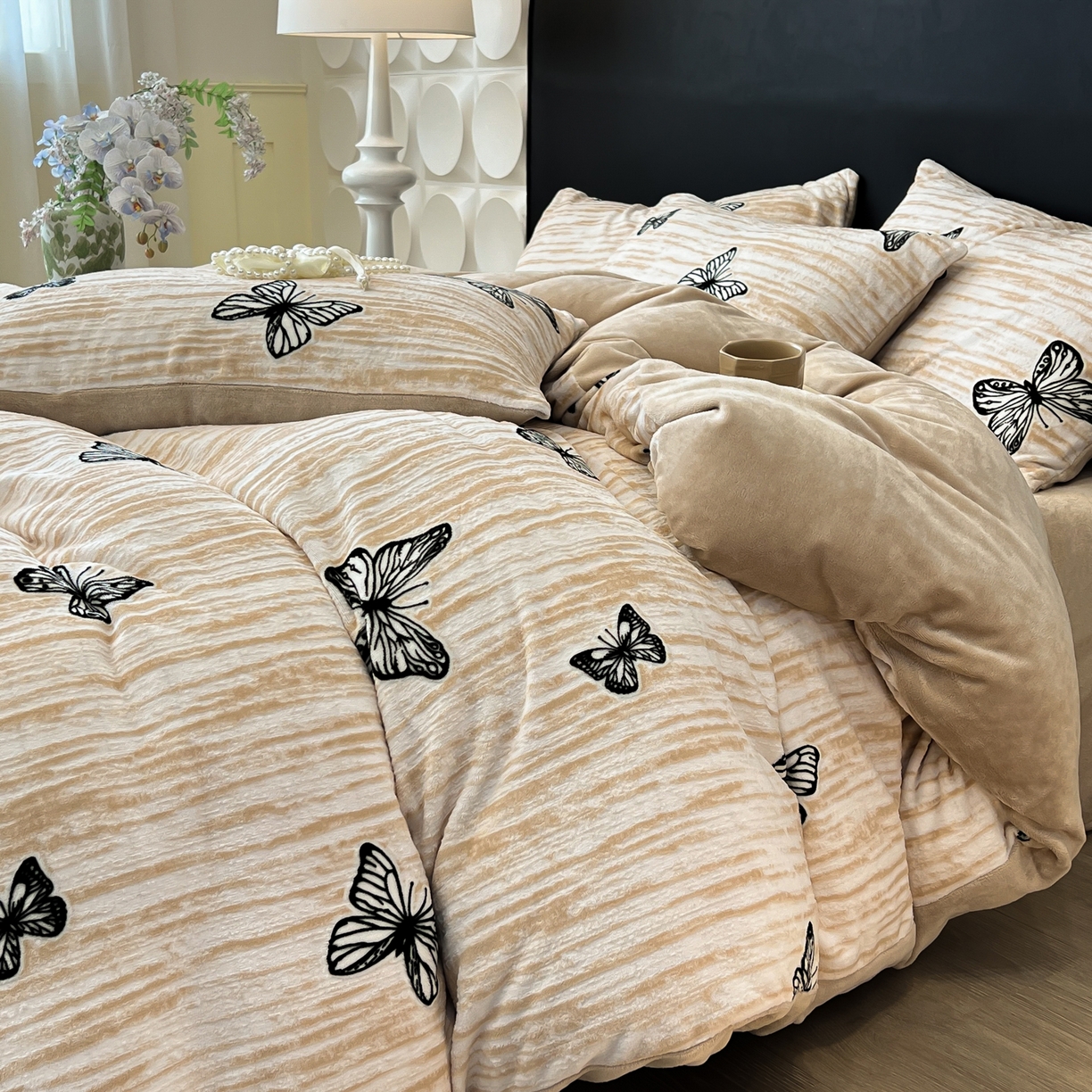 91家纺网 家纺一手货源 找家纺 二八年华 2025新款着色雕花牛奶绒加厚保暖四件套 蝴蝶咖