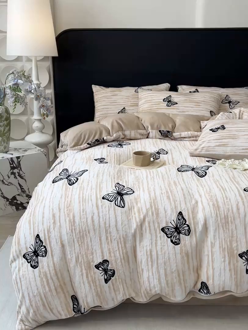 91家纺网 家纺一手货源 找家纺 二八年华 2025新款着色雕花牛奶绒加厚保暖四件套 蝴蝶咖