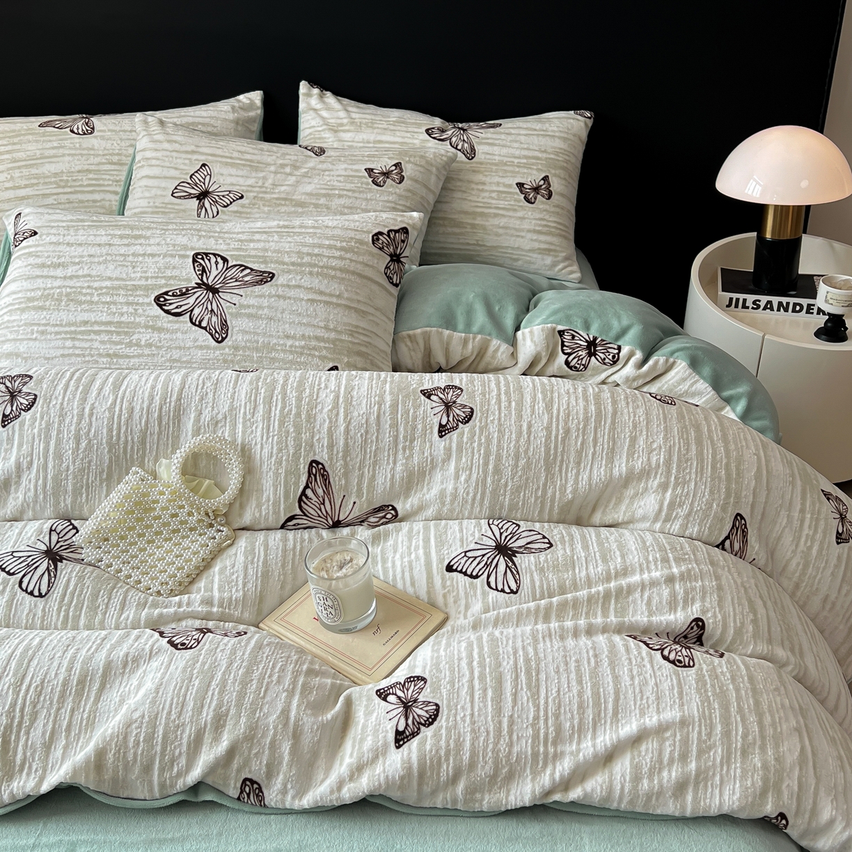 91家纺网 家纺一手货源 找家纺 二八年华 2025新款着色雕花牛奶绒加厚保暖四件套 蝴蝶绿