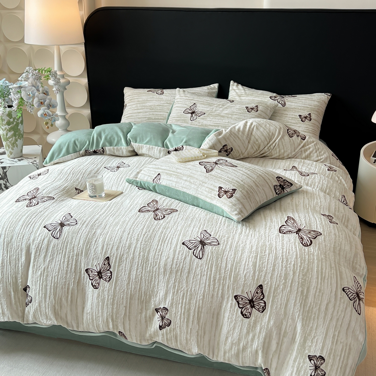 91家纺网 家纺一手货源 找家纺 二八年华 2025新款着色雕花牛奶绒加厚保暖四件套 蝴蝶绿