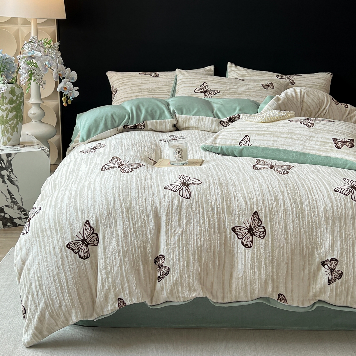 91家纺网 家纺一手货源 找家纺 二八年华 2025新款着色雕花牛奶绒加厚保暖四件套 蝴蝶绿