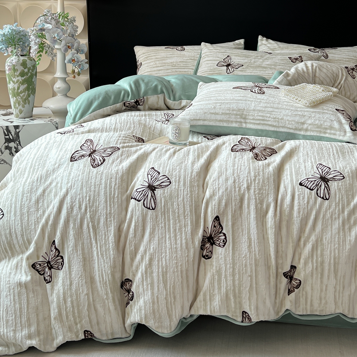 91家纺网 家纺一手货源 找家纺 二八年华 2025新款着色雕花牛奶绒加厚保暖四件套 蝴蝶绿