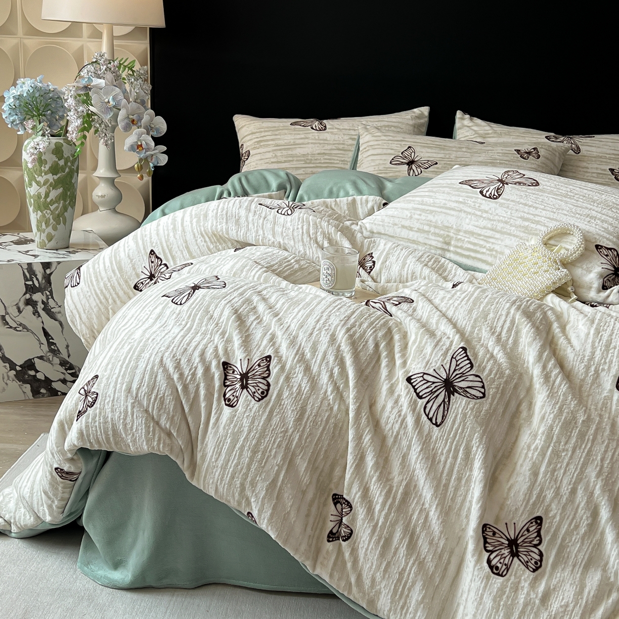 91家纺网 家纺一手货源 找家纺 二八年华 2025新款着色雕花牛奶绒加厚保暖四件套 蝴蝶绿