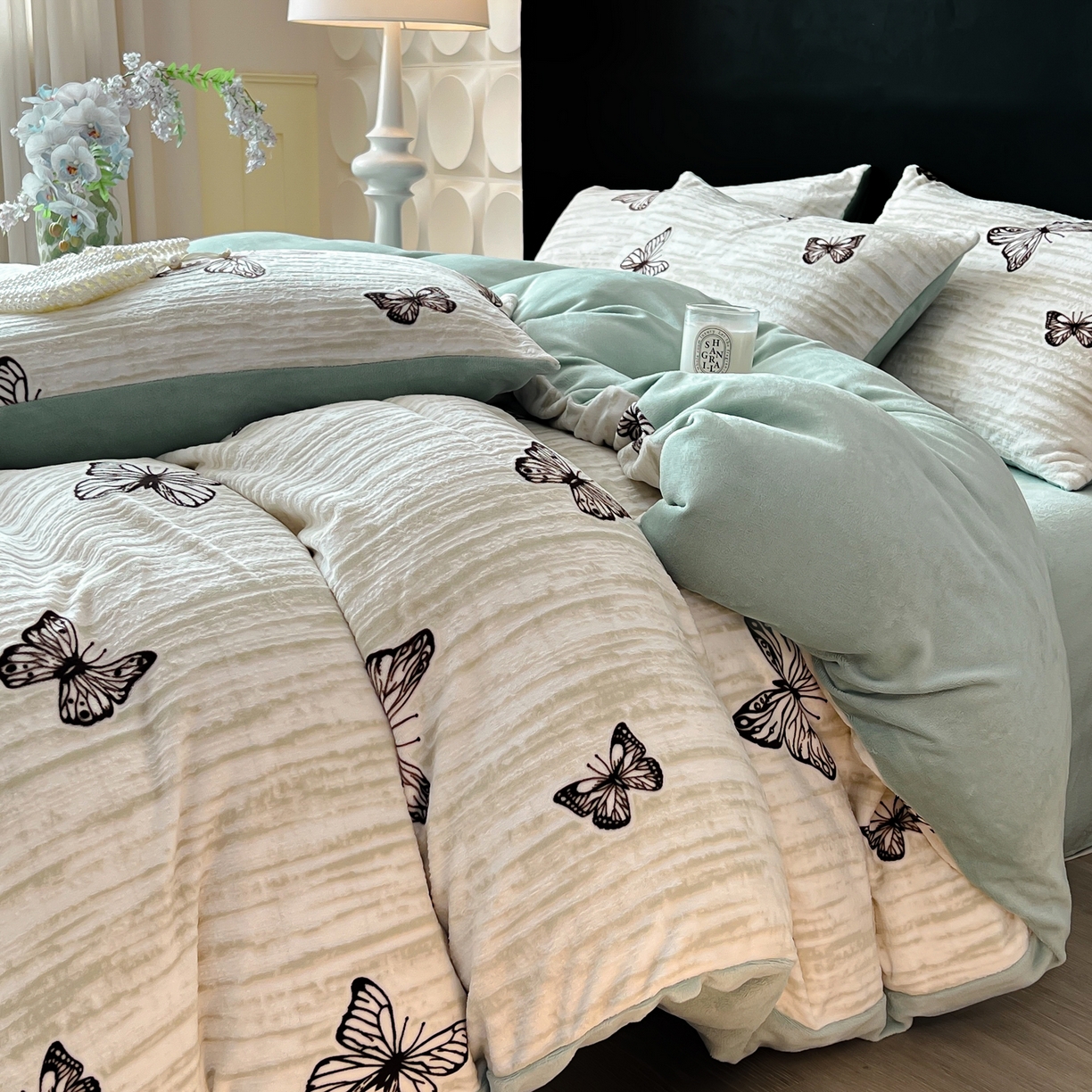 91家纺网 家纺一手货源 找家纺 二八年华 2025新款着色雕花牛奶绒加厚保暖四件套 蝴蝶绿