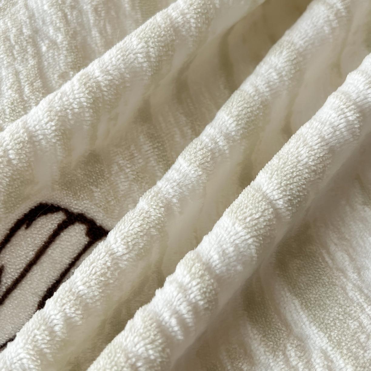 91家纺网 家纺一手货源 找家纺 二八年华 2025新款着色雕花牛奶绒加厚保暖四件套 蝴蝶绿