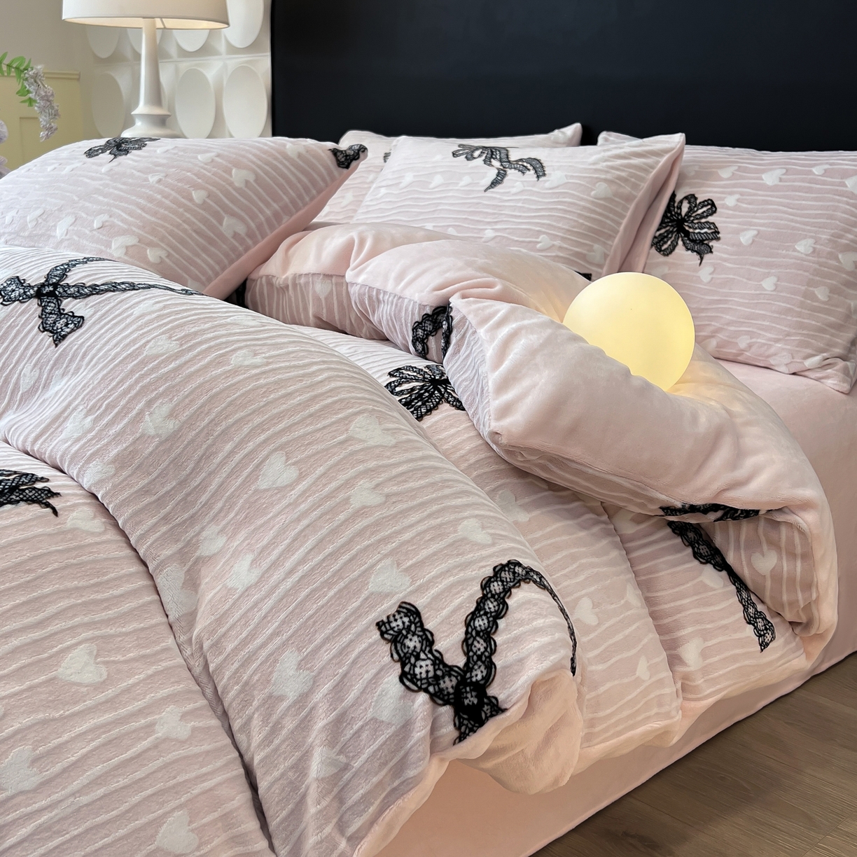 二八年华 2025新款着色雕花牛奶绒加厚保暖四件套 爱心粉