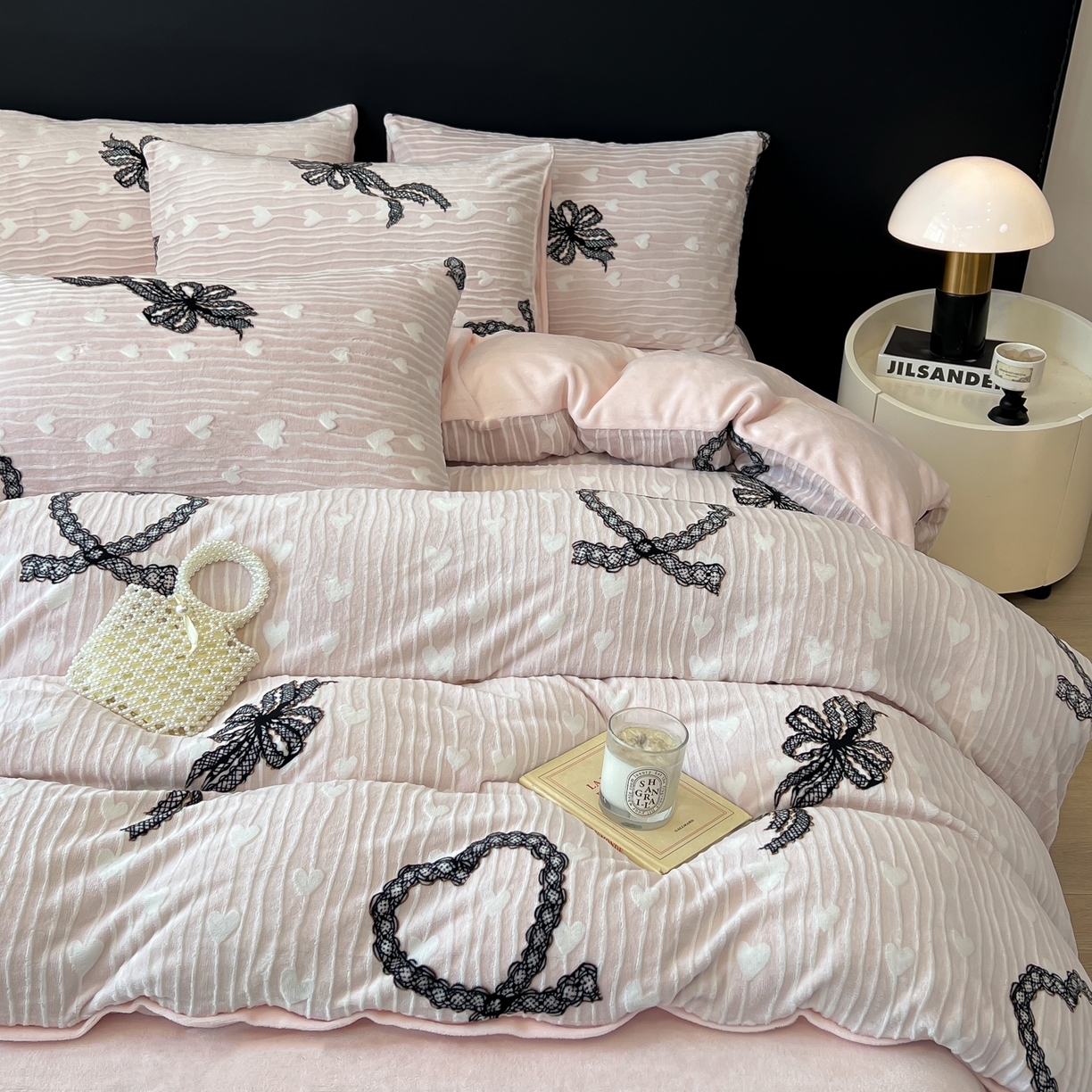 91家纺网 家纺一手货源 找家纺 二八年华 2025新款着色雕花牛奶绒加厚保暖四件套 爱心粉