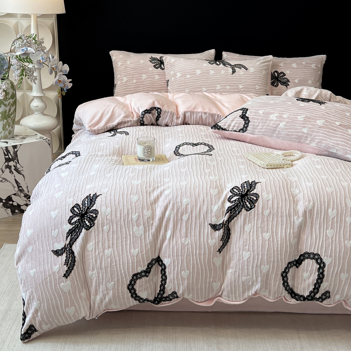 91家纺网 家纺一手货源 找家纺 二八年华 2025新款着色雕花牛奶绒加厚保暖四件套 爱心粉