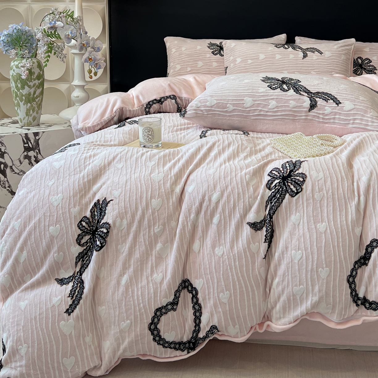 91家纺网 家纺一手货源 找家纺 二八年华 2025新款着色雕花牛奶绒加厚保暖四件套 爱心粉