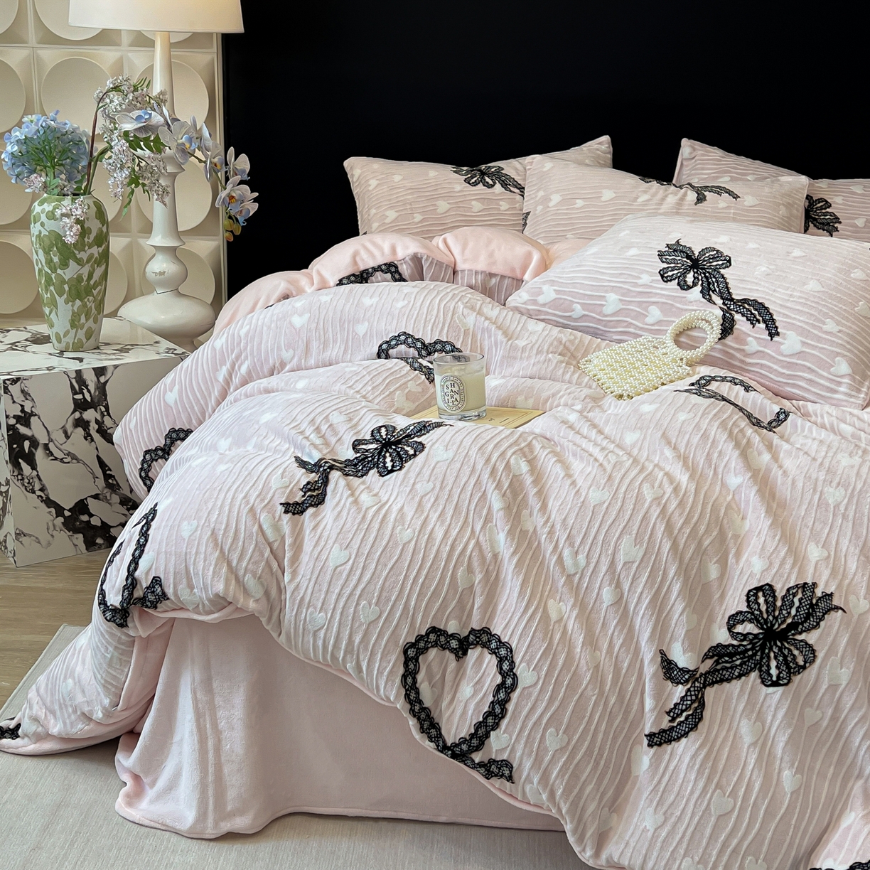 91家纺网 家纺一手货源 找家纺 二八年华 2025新款着色雕花牛奶绒加厚保暖四件套 爱心粉