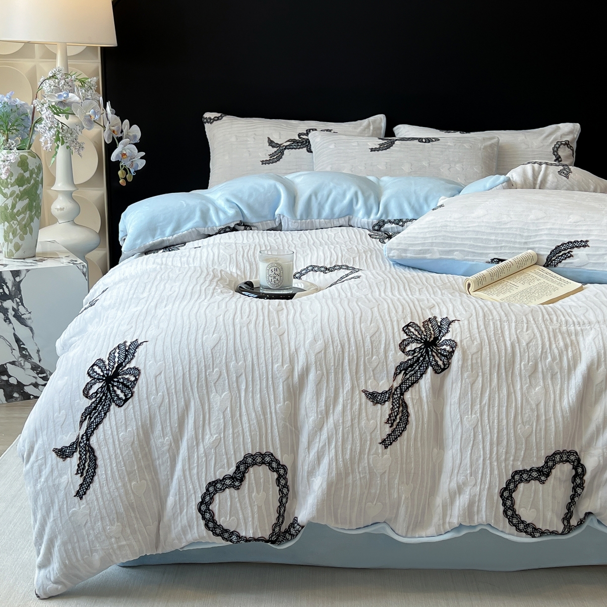 91家纺网 家纺一手货源 找家纺 二八年华 2025新款着色雕花牛奶绒加厚保暖四件套 爱心蓝