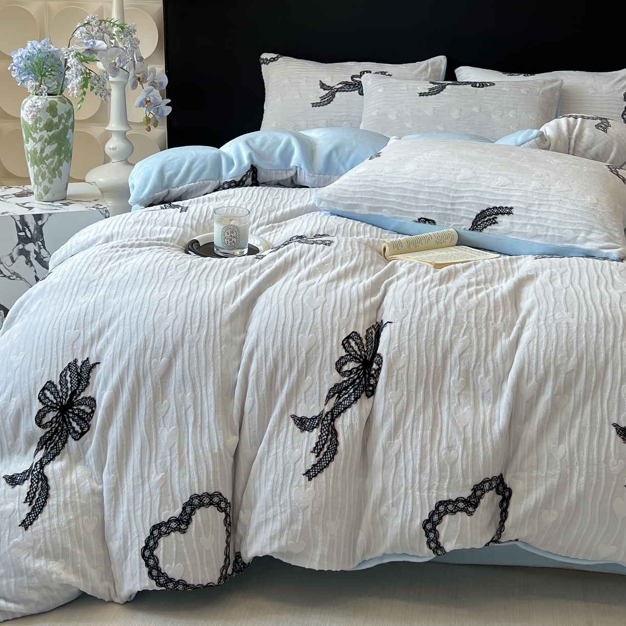 91家纺网 家纺一手货源 找家纺 二八年华 2025新款着色雕花牛奶绒加厚保暖四件套 爱心蓝