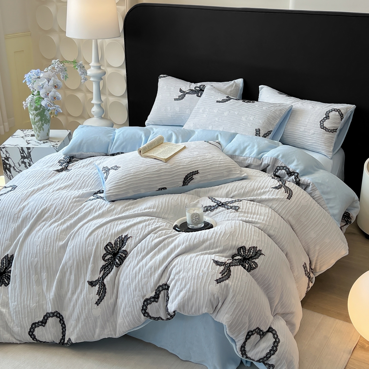 91家纺网 家纺一手货源 找家纺 二八年华 2025新款着色雕花牛奶绒加厚保暖四件套 爱心蓝