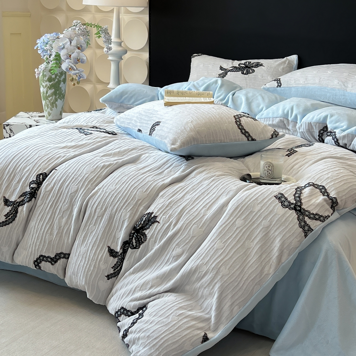 91家纺网 家纺一手货源 找家纺 二八年华 2025新款着色雕花牛奶绒加厚保暖四件套 爱心蓝