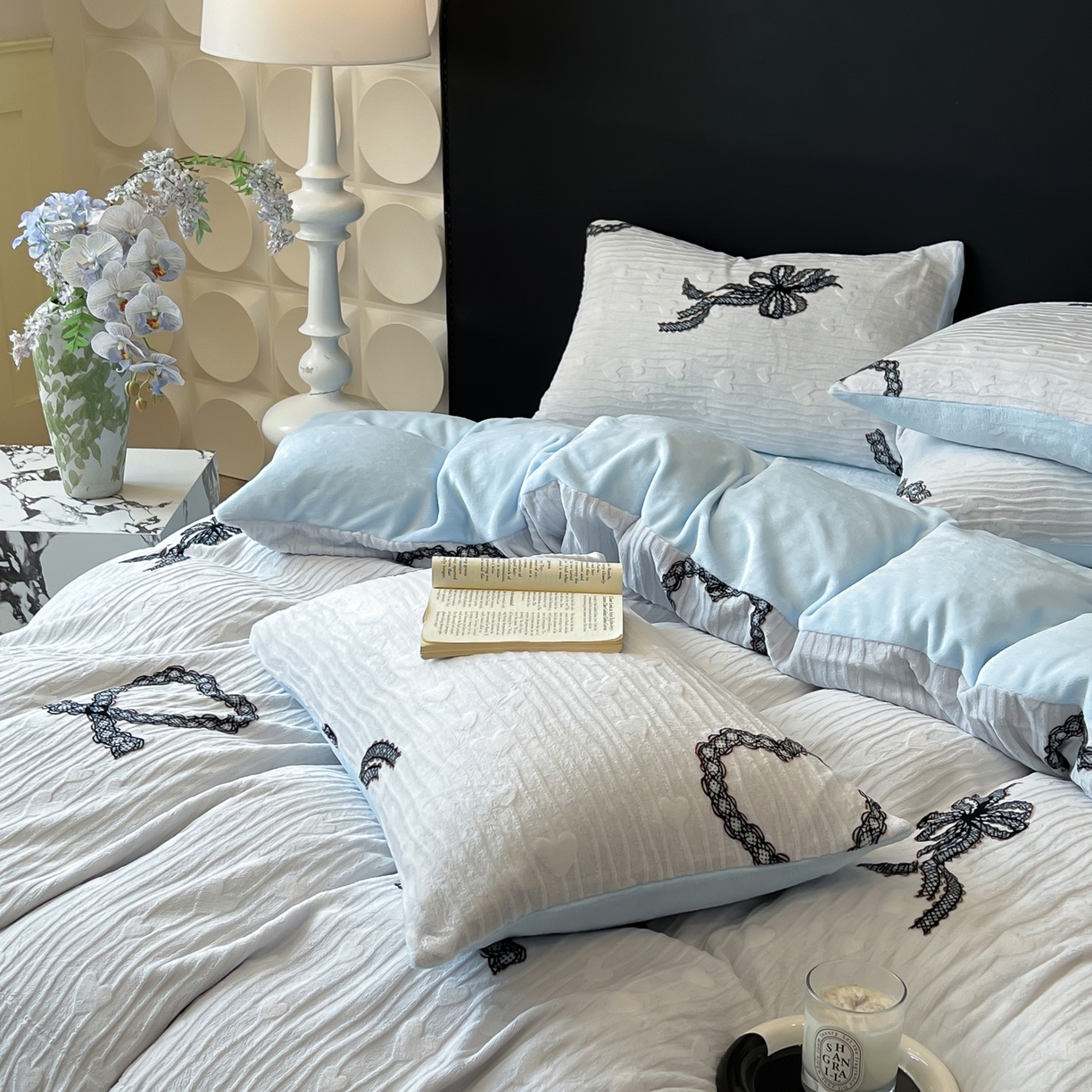 91家纺网 家纺一手货源 找家纺 二八年华 2025新款着色雕花牛奶绒加厚保暖四件套 爱心蓝