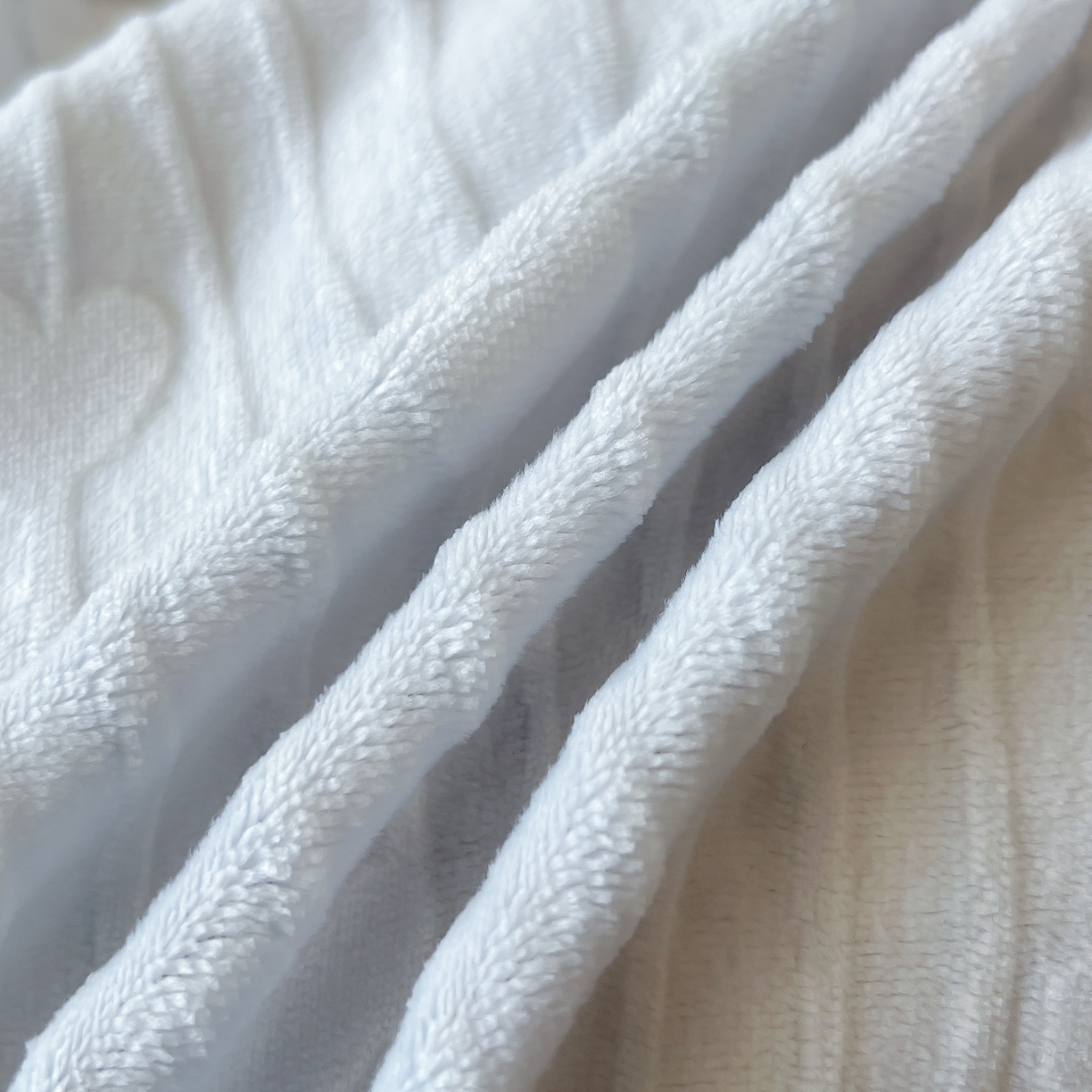 91家纺网 家纺一手货源 找家纺 二八年华 2025新款着色雕花牛奶绒加厚保暖四件套 爱心蓝