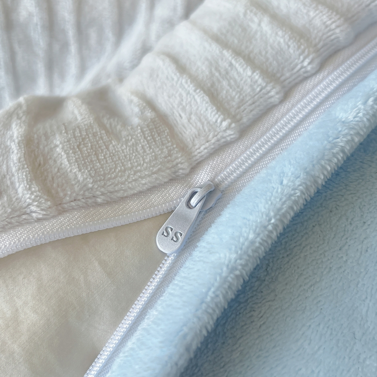 91家纺网 家纺一手货源 找家纺 二八年华 2025新款着色雕花牛奶绒加厚保暖四件套 爱心蓝