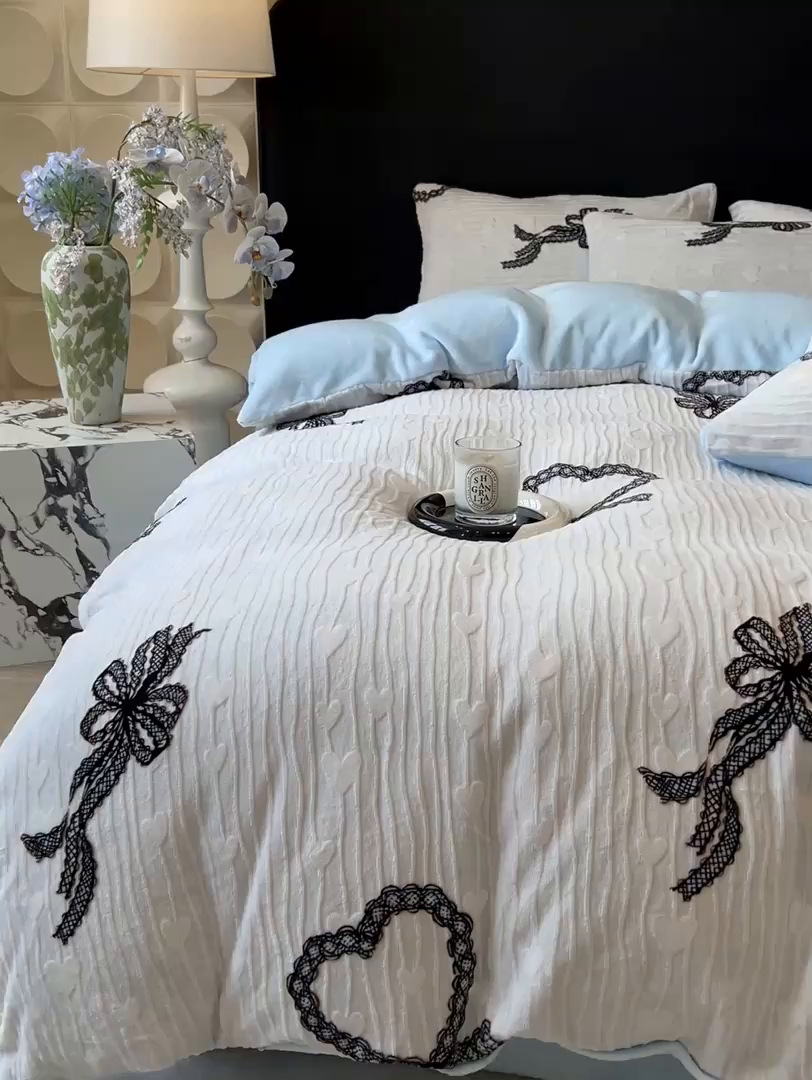 91家纺网 家纺一手货源 找家纺 二八年华 2025新款着色雕花牛奶绒加厚保暖四件套 爱心蓝