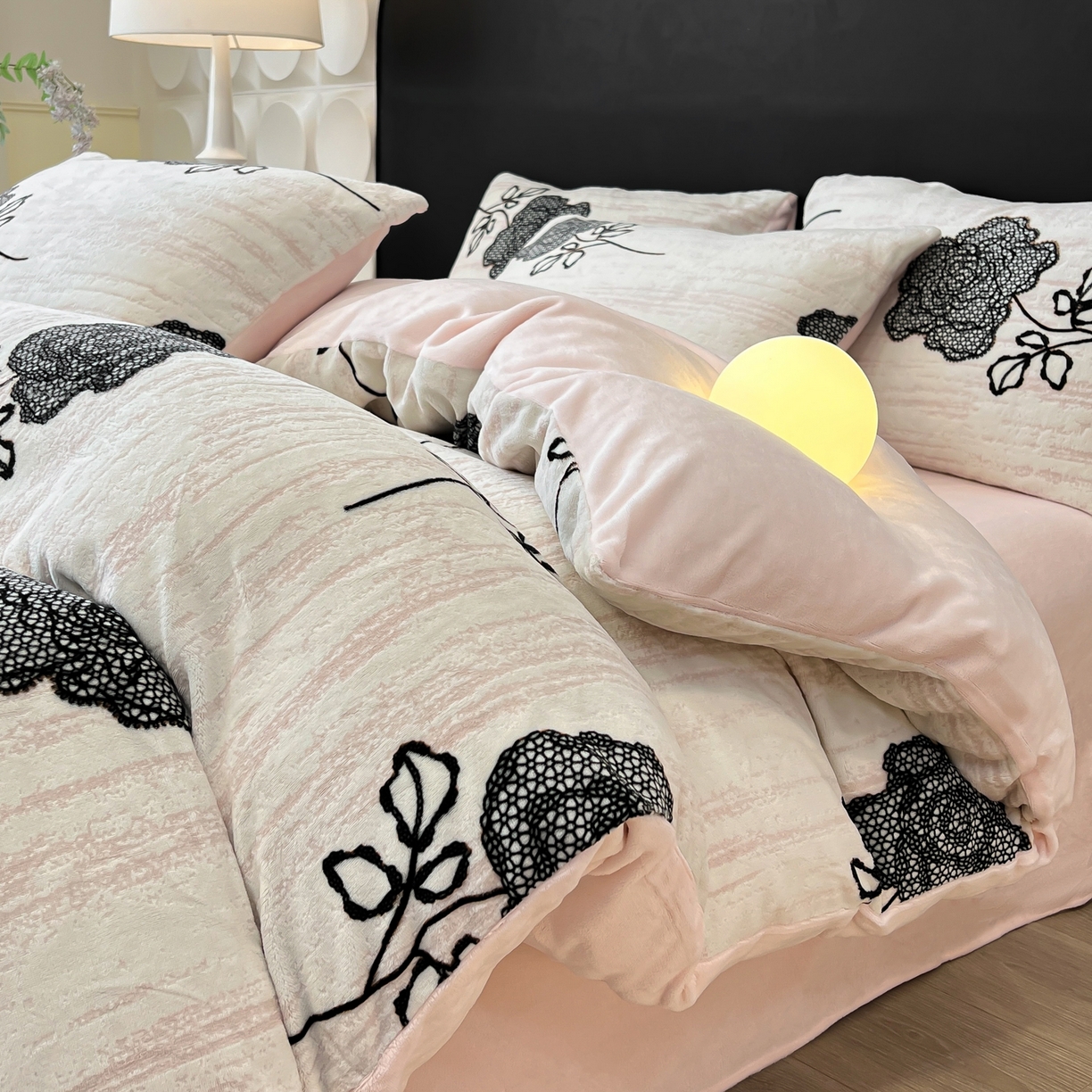 二八年华 2025新款着色雕花牛奶绒加厚保暖四件套 玫瑰粉