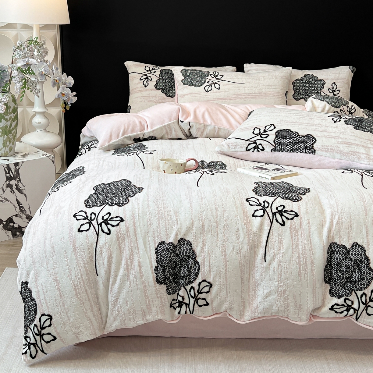 91家纺网 家纺一手货源 找家纺 二八年华 2025新款着色雕花牛奶绒加厚保暖四件套 玫瑰粉