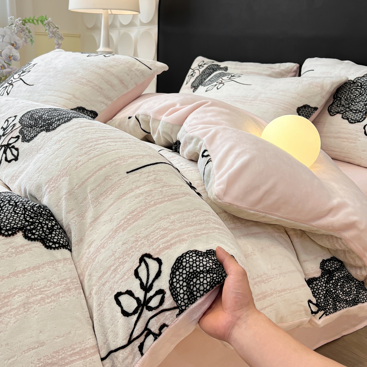 91家纺网 家纺一手货源 找家纺 二八年华 2025新款着色雕花牛奶绒加厚保暖四件套 玫瑰粉