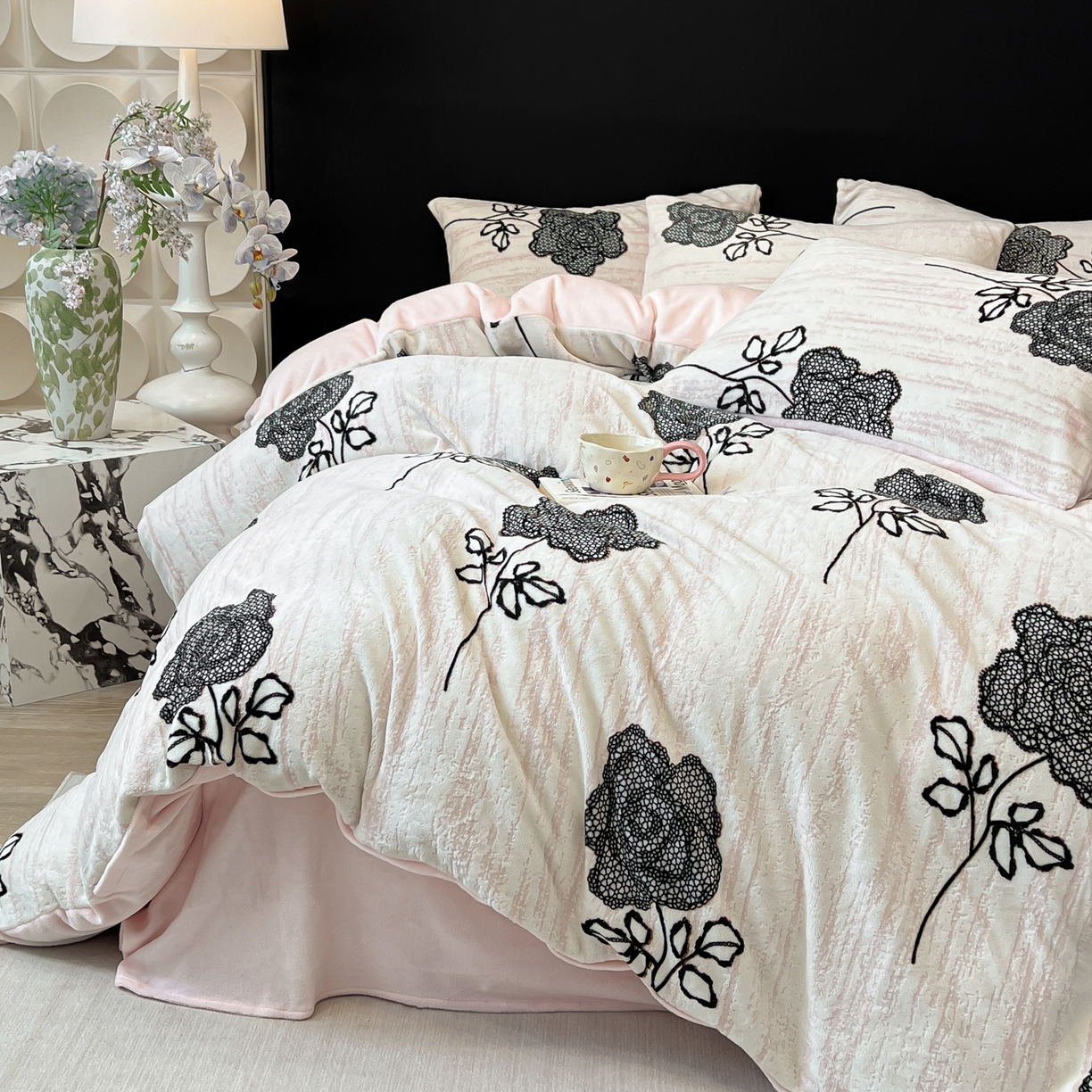 91家纺网 家纺一手货源 找家纺 二八年华 2025新款着色雕花牛奶绒加厚保暖四件套 玫瑰粉