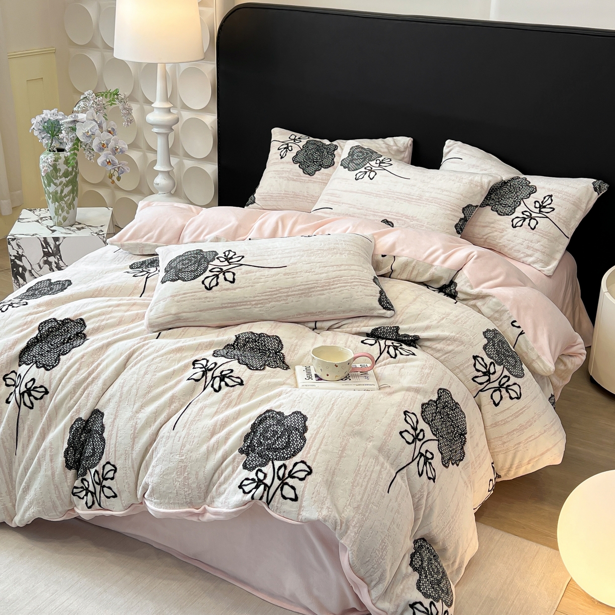 91家纺网 家纺一手货源 找家纺 二八年华 2025新款着色雕花牛奶绒加厚保暖四件套 玫瑰粉