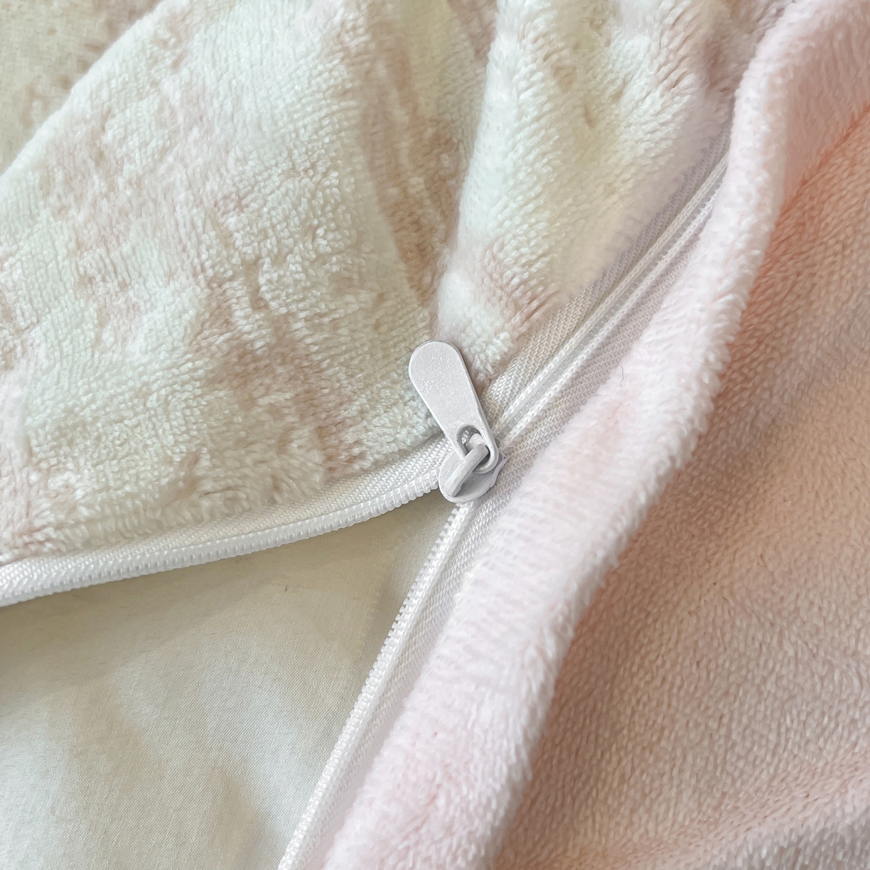 91家纺网 家纺一手货源 找家纺 二八年华 2025新款着色雕花牛奶绒加厚保暖四件套 玫瑰粉