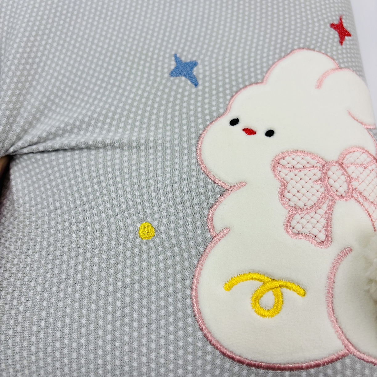 91家纺网 家纺一手货源 找家纺 露函家居 2025新款儿童款蝴蝶结兔面包枕枕头枕芯 灰色