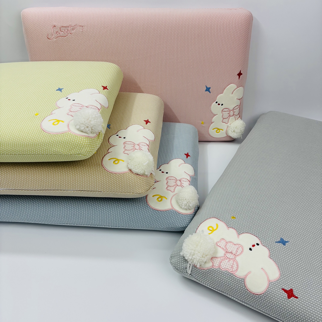 91家纺网 家纺一手货源 找家纺 露函家居 2025新款儿童款蝴蝶结兔面包枕枕头枕芯 组合图仅供展示