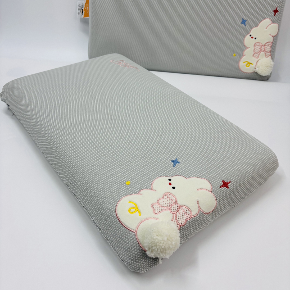91家纺网 家纺一手货源 找家纺 露函家居 2025新款儿童款蝴蝶结兔面包枕枕头枕芯 灰色