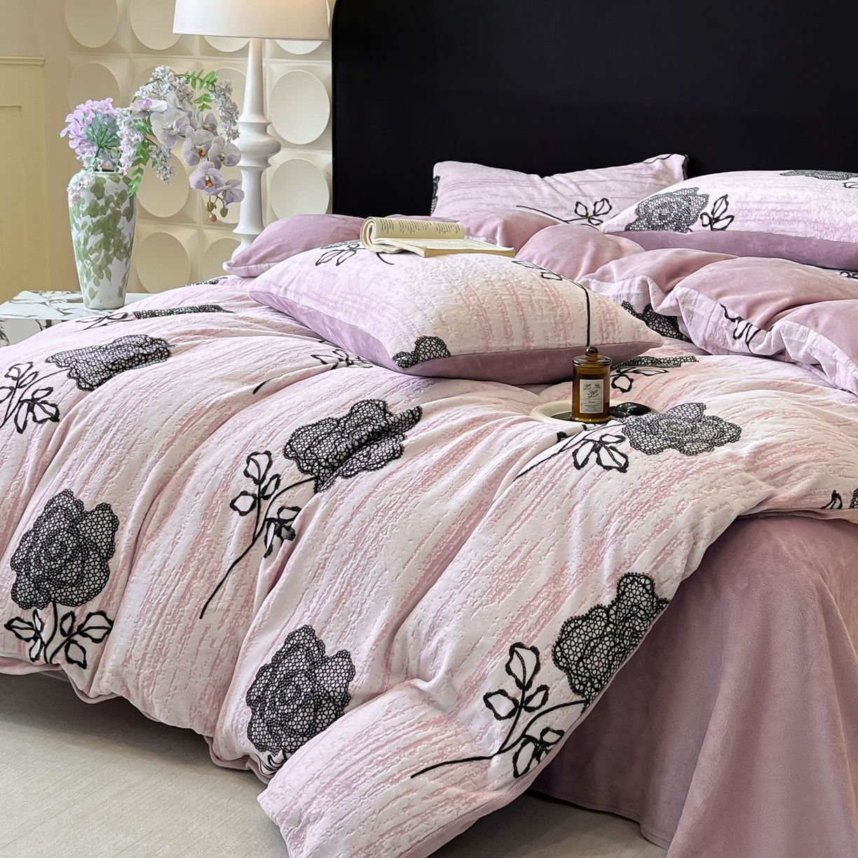 91家纺网 家纺一手货源 找家纺 二八年华 2025新款着色雕花牛奶绒加厚保暖四件套 玫瑰紫