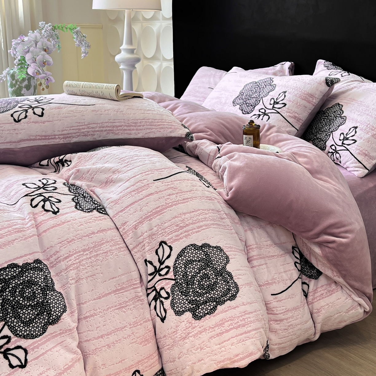 91家纺网 家纺一手货源 找家纺 二八年华 2025新款着色雕花牛奶绒加厚保暖四件套 玫瑰紫