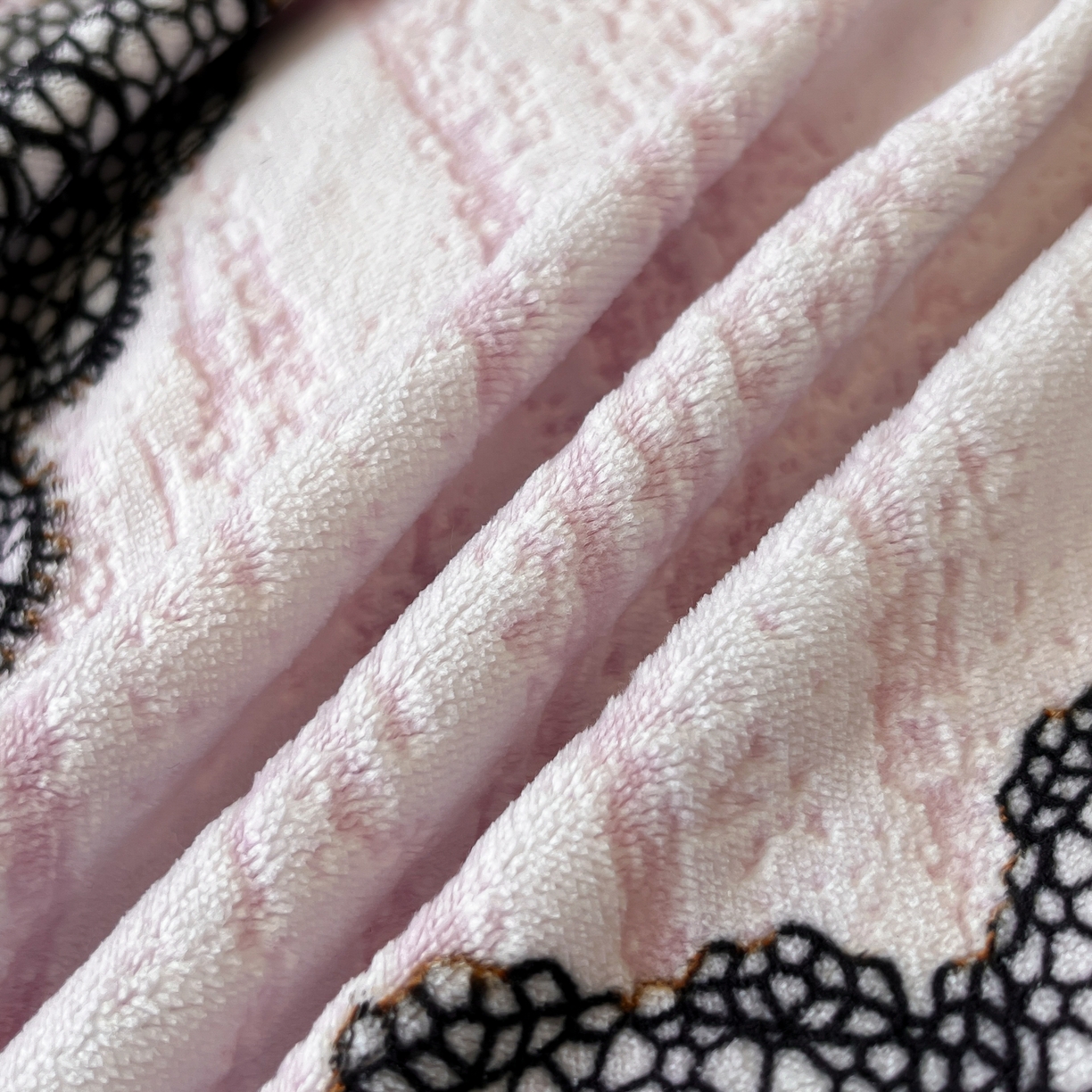 91家纺网 家纺一手货源 找家纺 二八年华 2025新款着色雕花牛奶绒加厚保暖四件套 玫瑰紫