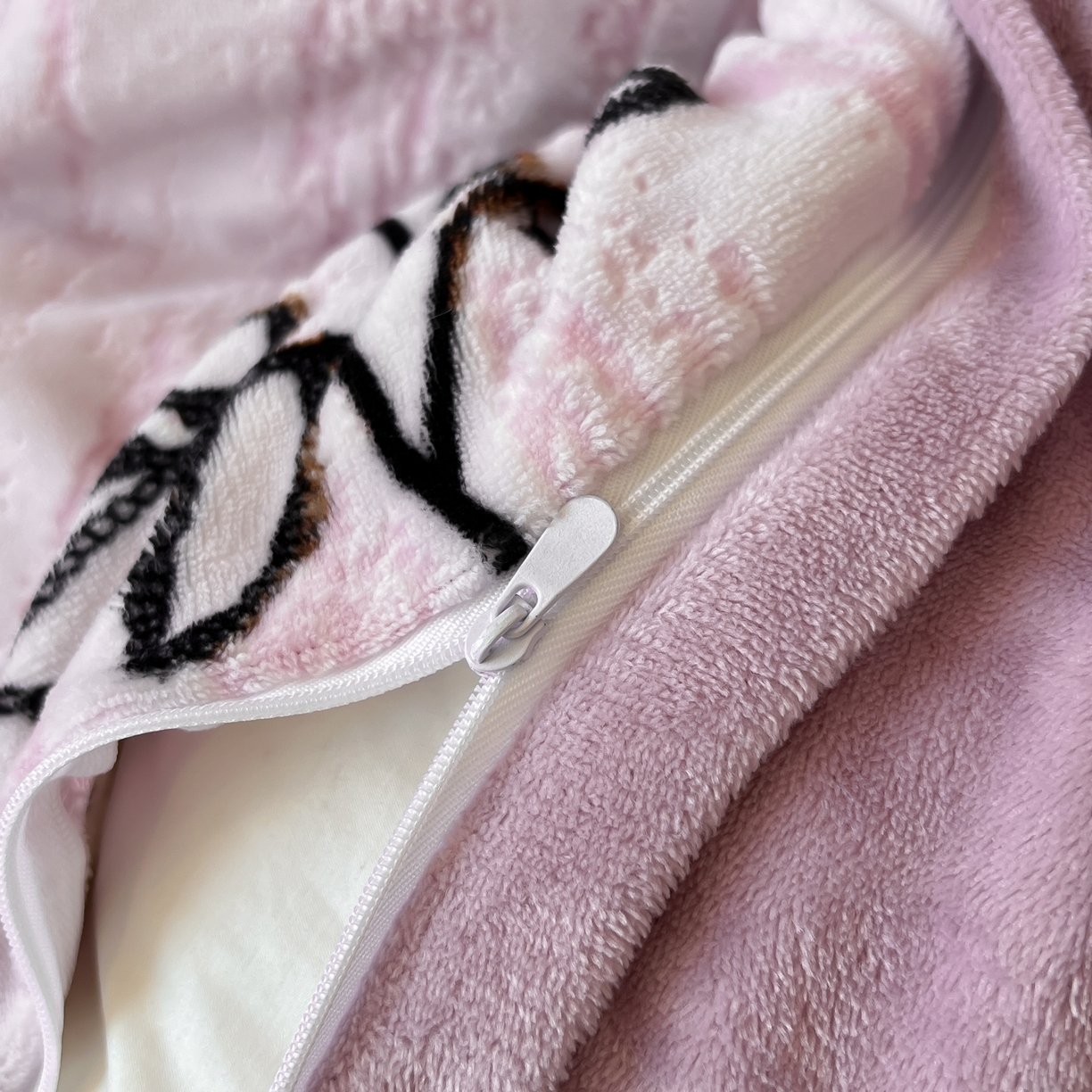 91家纺网 家纺一手货源 找家纺 二八年华 2025新款着色雕花牛奶绒加厚保暖四件套 玫瑰紫