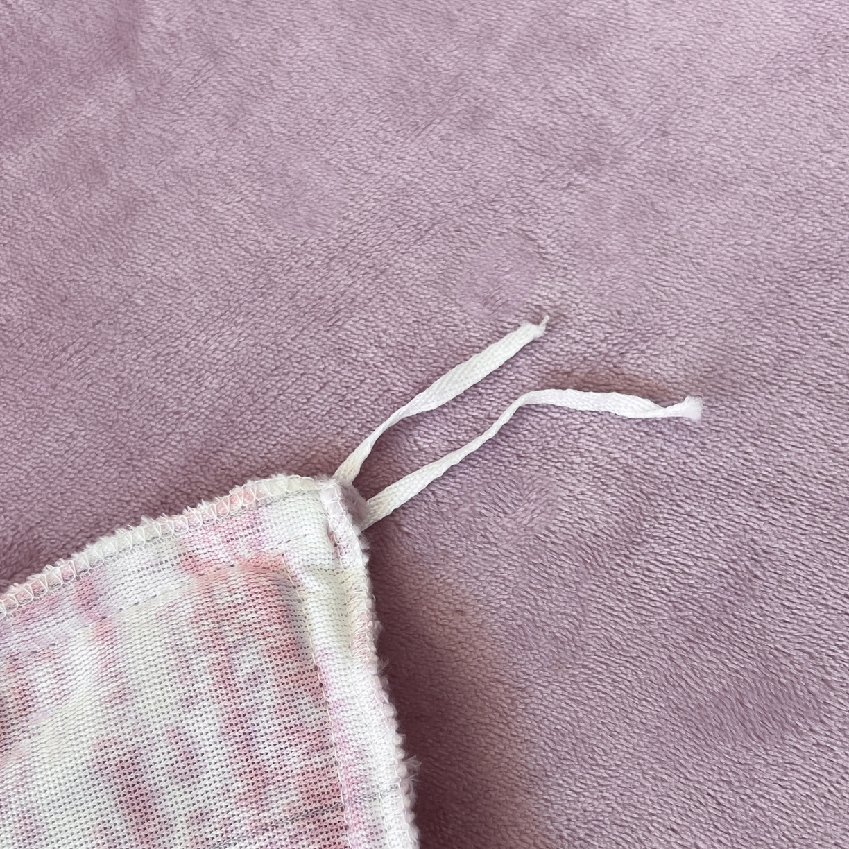 91家纺网 家纺一手货源 找家纺 二八年华 2025新款着色雕花牛奶绒加厚保暖四件套 玫瑰紫