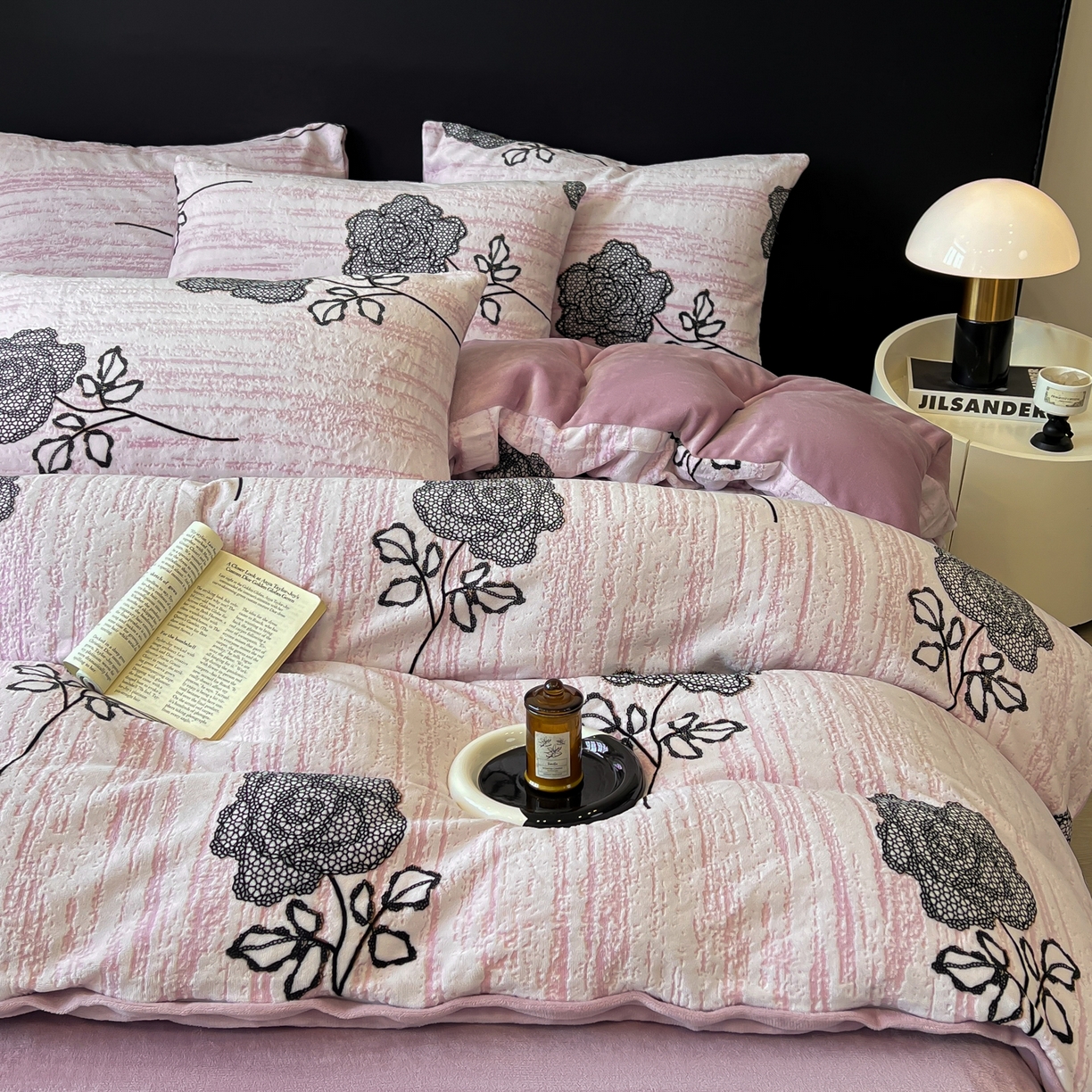 91家纺网 家纺一手货源 找家纺 二八年华 2025新款着色雕花牛奶绒加厚保暖四件套 玫瑰紫