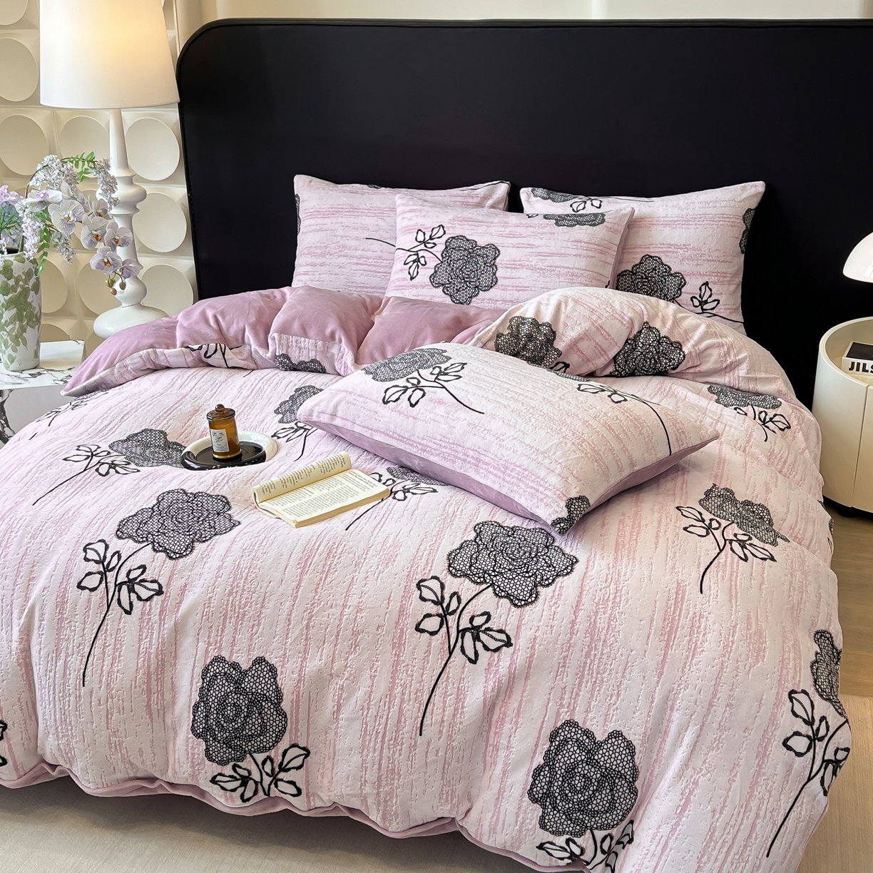 91家纺网 家纺一手货源 找家纺 二八年华 2025新款着色雕花牛奶绒加厚保暖四件套 玫瑰紫