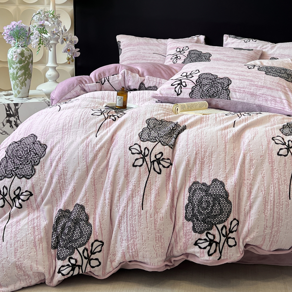 91家纺网 家纺一手货源 找家纺 二八年华 2025新款着色雕花牛奶绒加厚保暖四件套 玫瑰紫