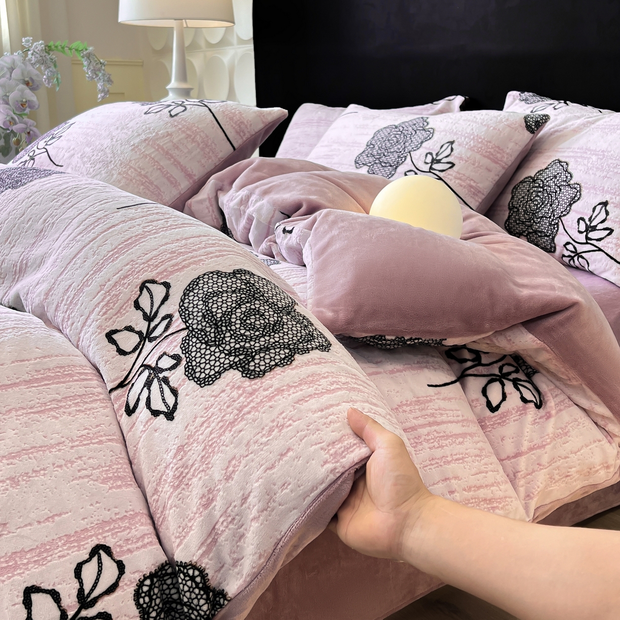 91家纺网 家纺一手货源 找家纺 二八年华 2025新款着色雕花牛奶绒加厚保暖四件套 玫瑰紫
