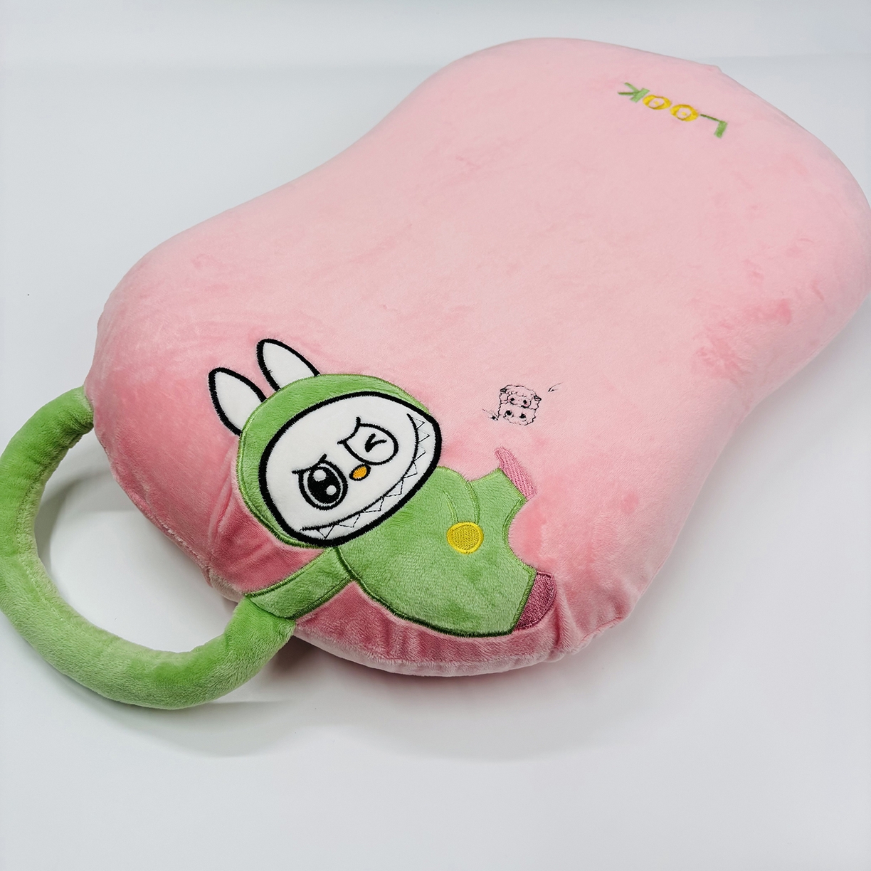 91家纺网 家纺一手货源 找家纺 （总）露函家居 2025新款儿童款拉布布毛绒猫肚枕枕头枕芯