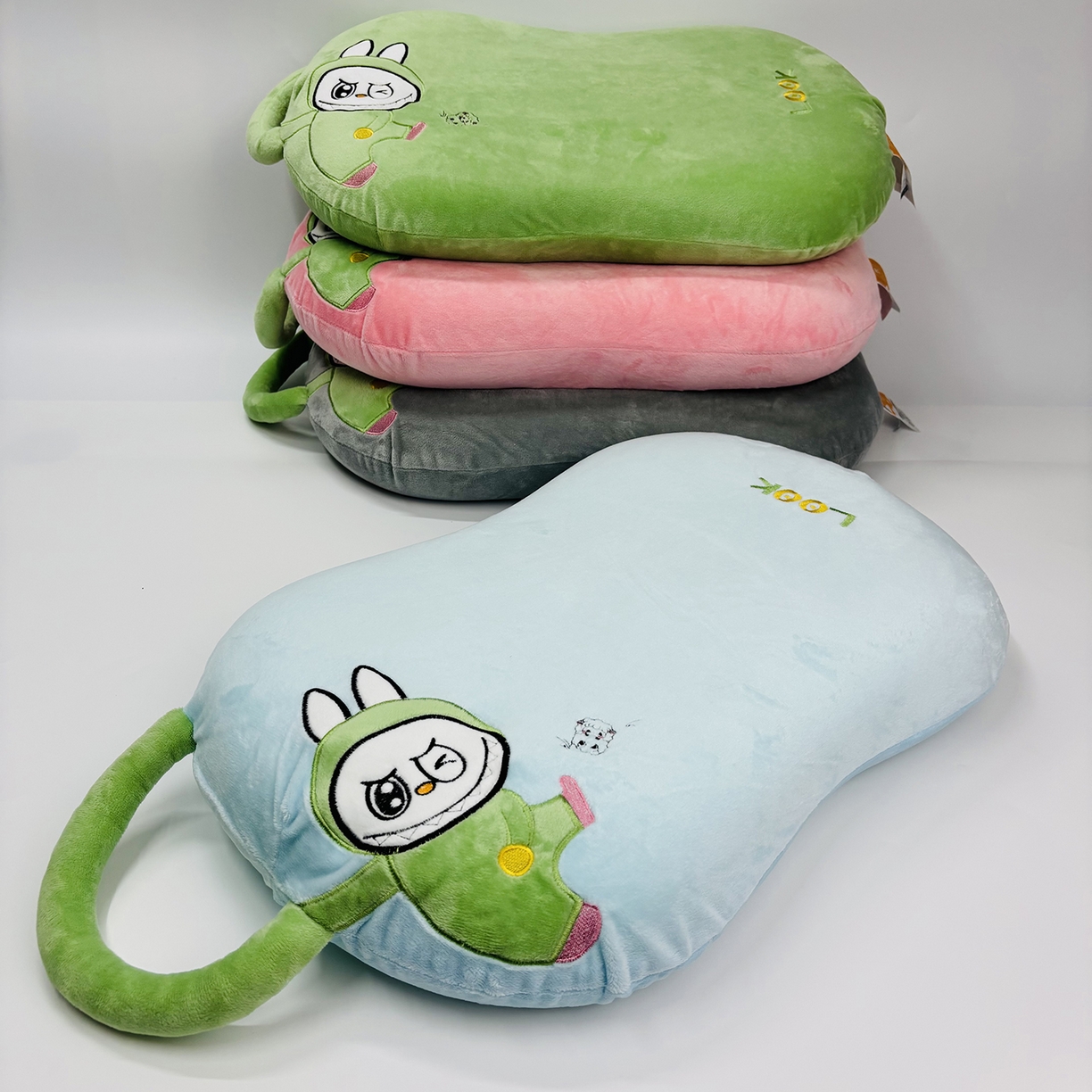 91家纺网 家纺一手货源 找家纺 （总）露函家居 2025新款儿童款拉布布毛绒猫肚枕枕头枕芯