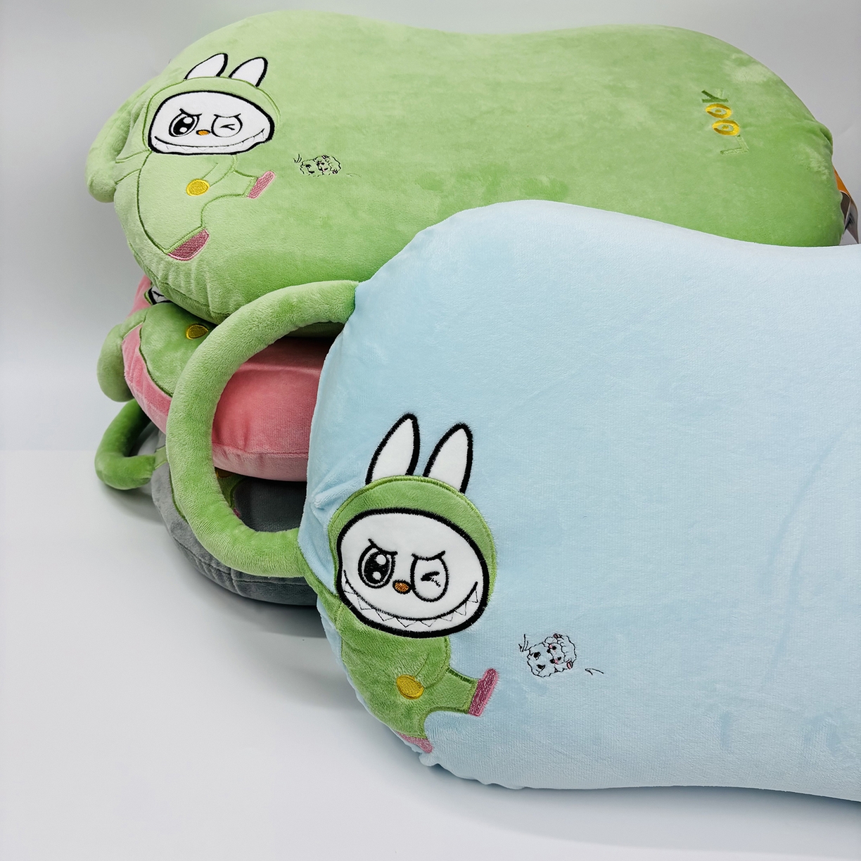 91家纺网 家纺一手货源 找家纺 （总）露函家居 2025新款儿童款拉布布毛绒猫肚枕枕头枕芯